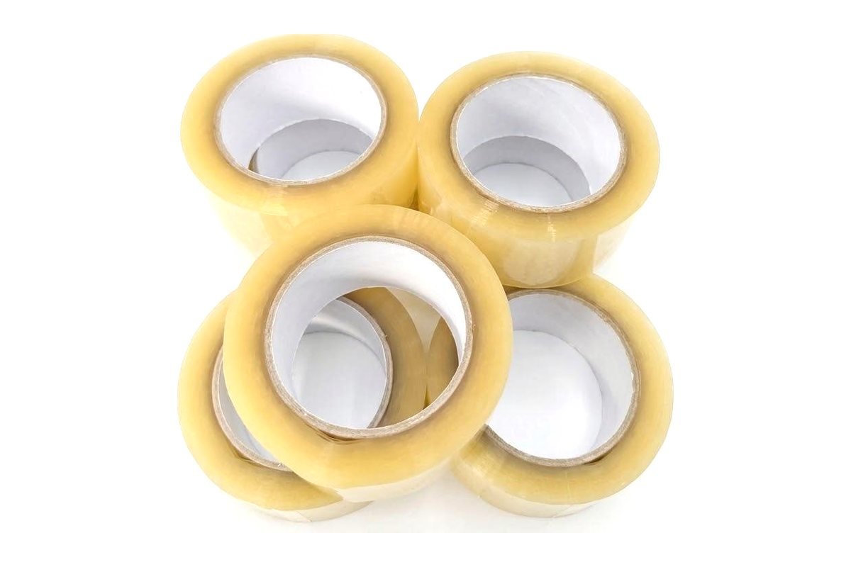 Varios rollos de precinto de embalar de 48 mm listos para una mudanza
