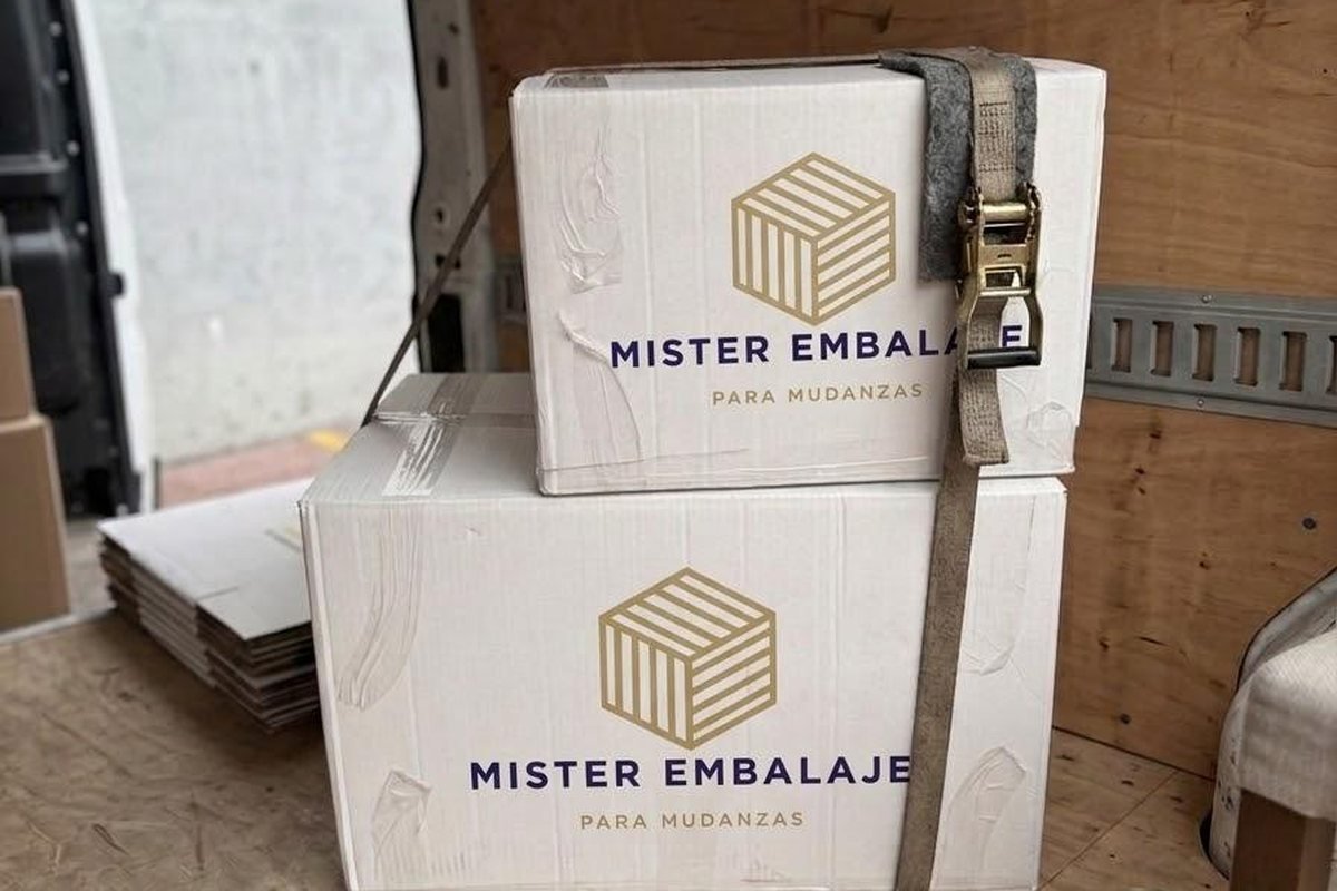 Reparto de cajas de mudanza en Barcelona con furgoneta propia